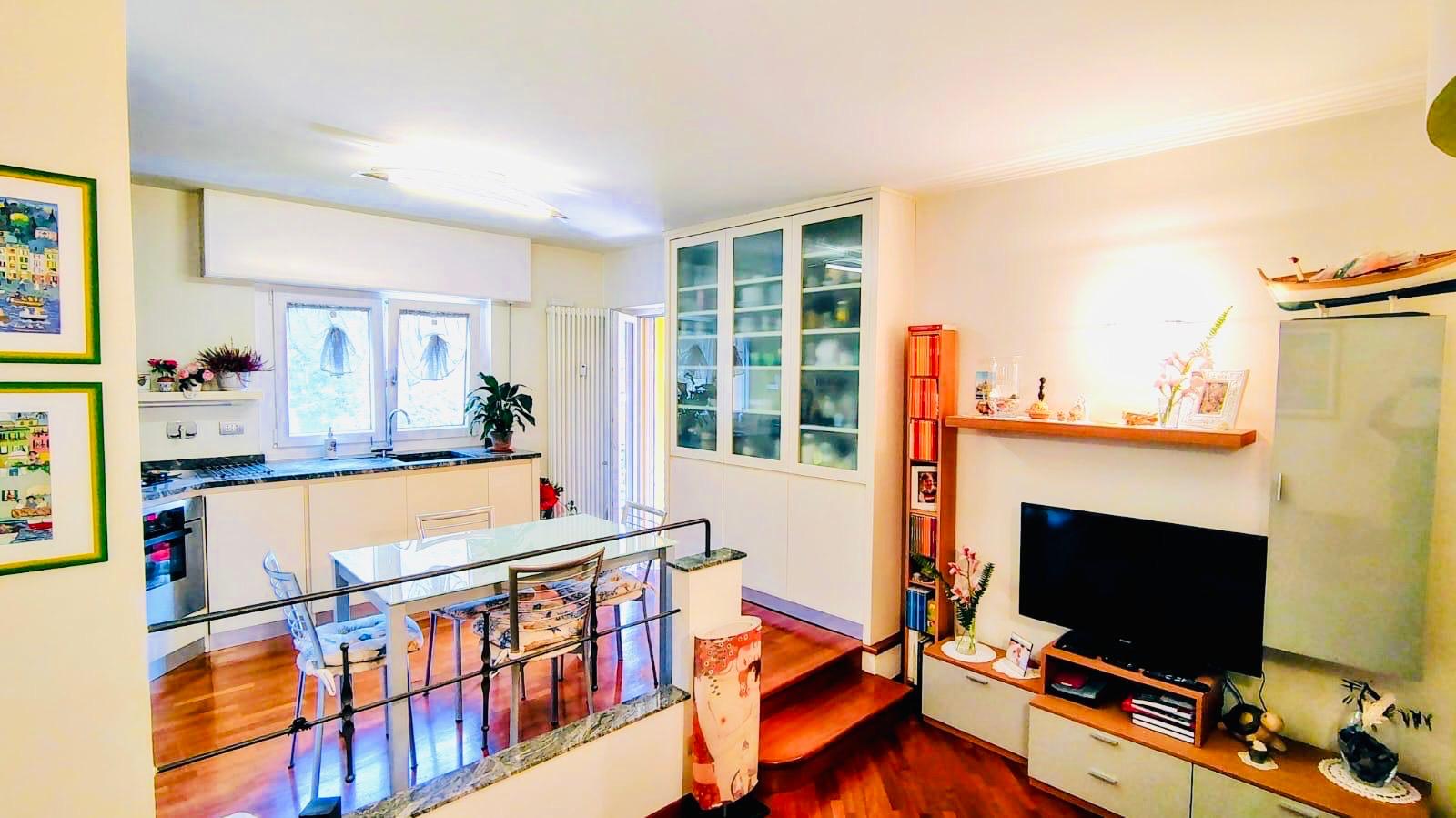 Ultimo piano ristrutturato con 2 balconi vivibili – luminosissimo