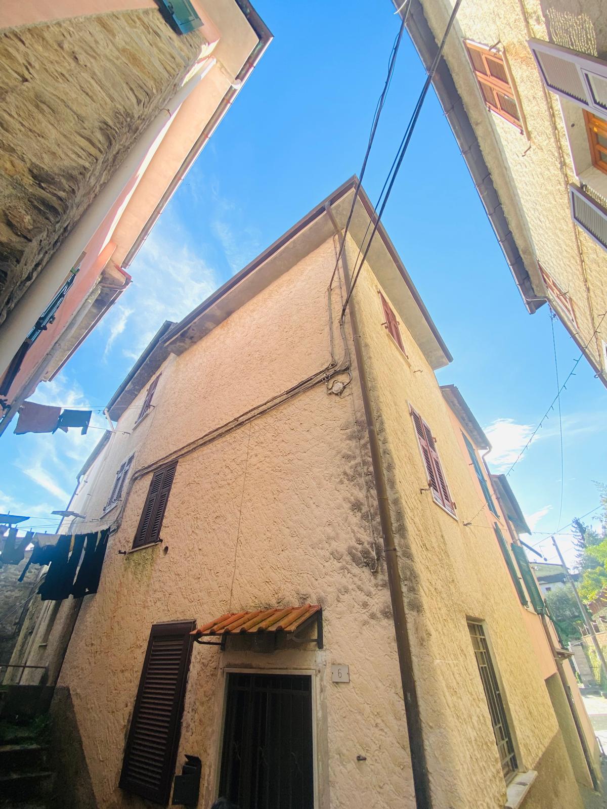 Terratetto su tre livelli da ristrutturare – Bastremoli