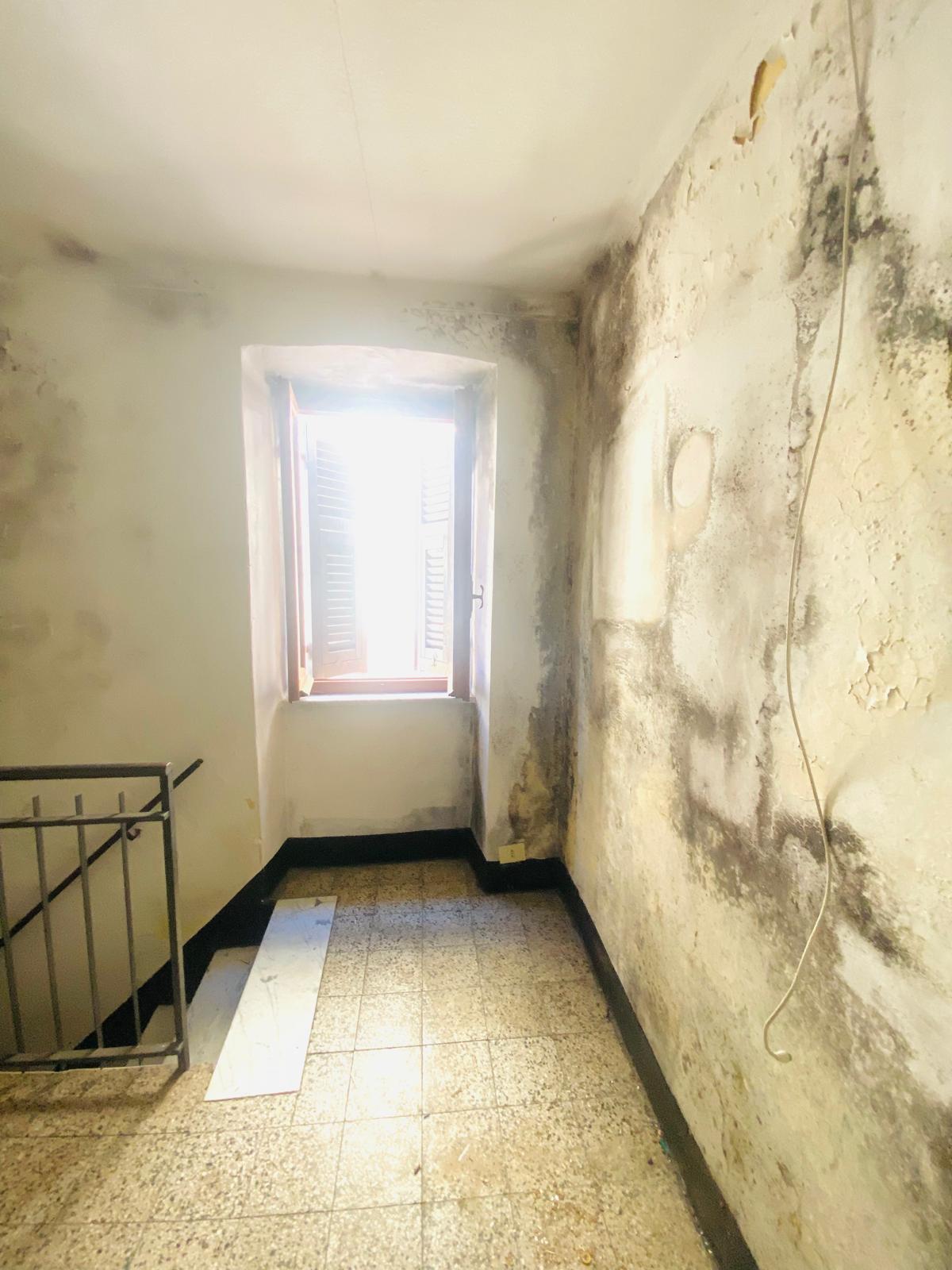 Terratetto su tre livelli da ristrutturare – Bastremoli