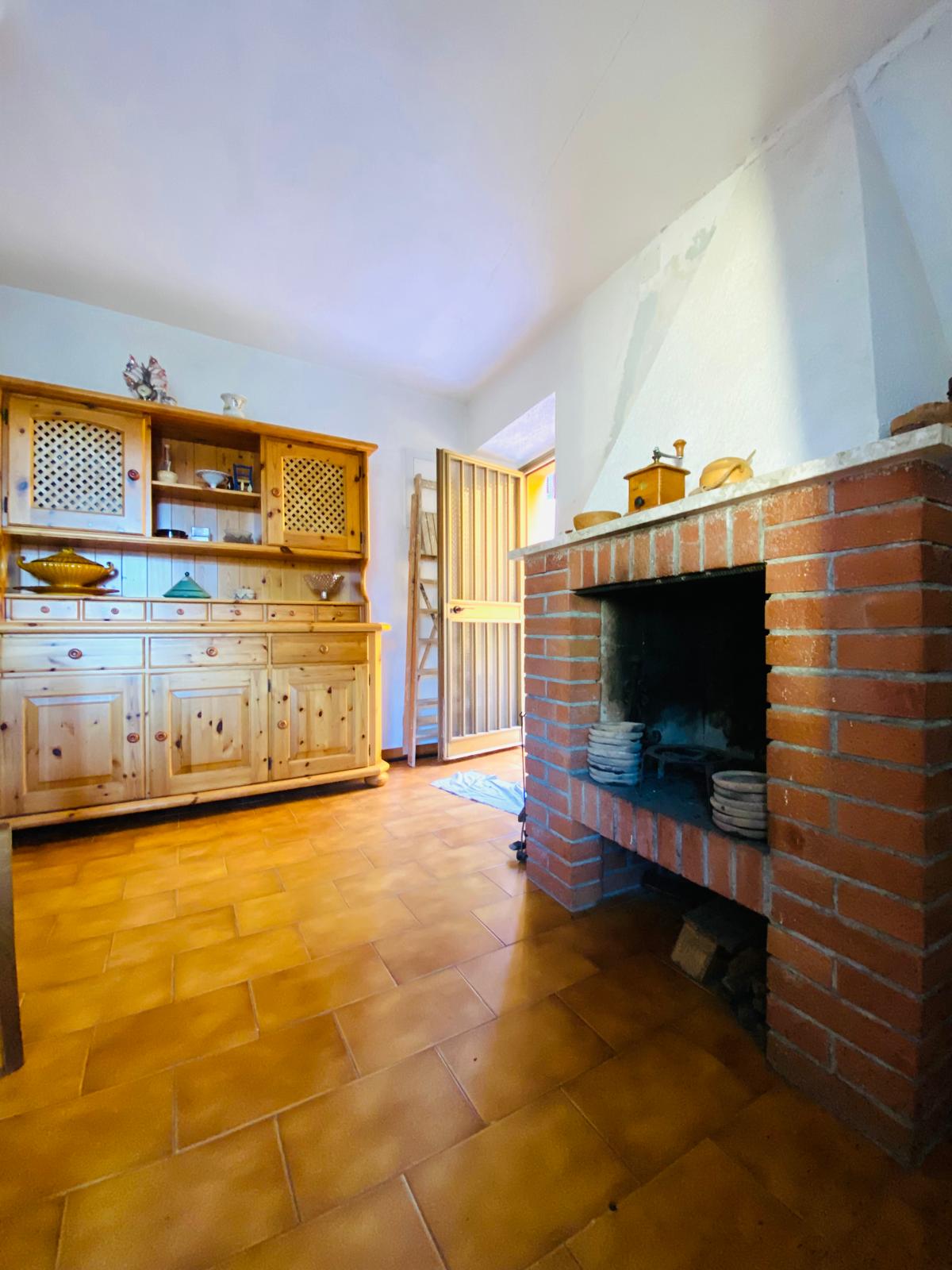 CASA NEL BORGO DI CARNEA – FACCIATA RIFATTA E AMBIENTI ABITABILI