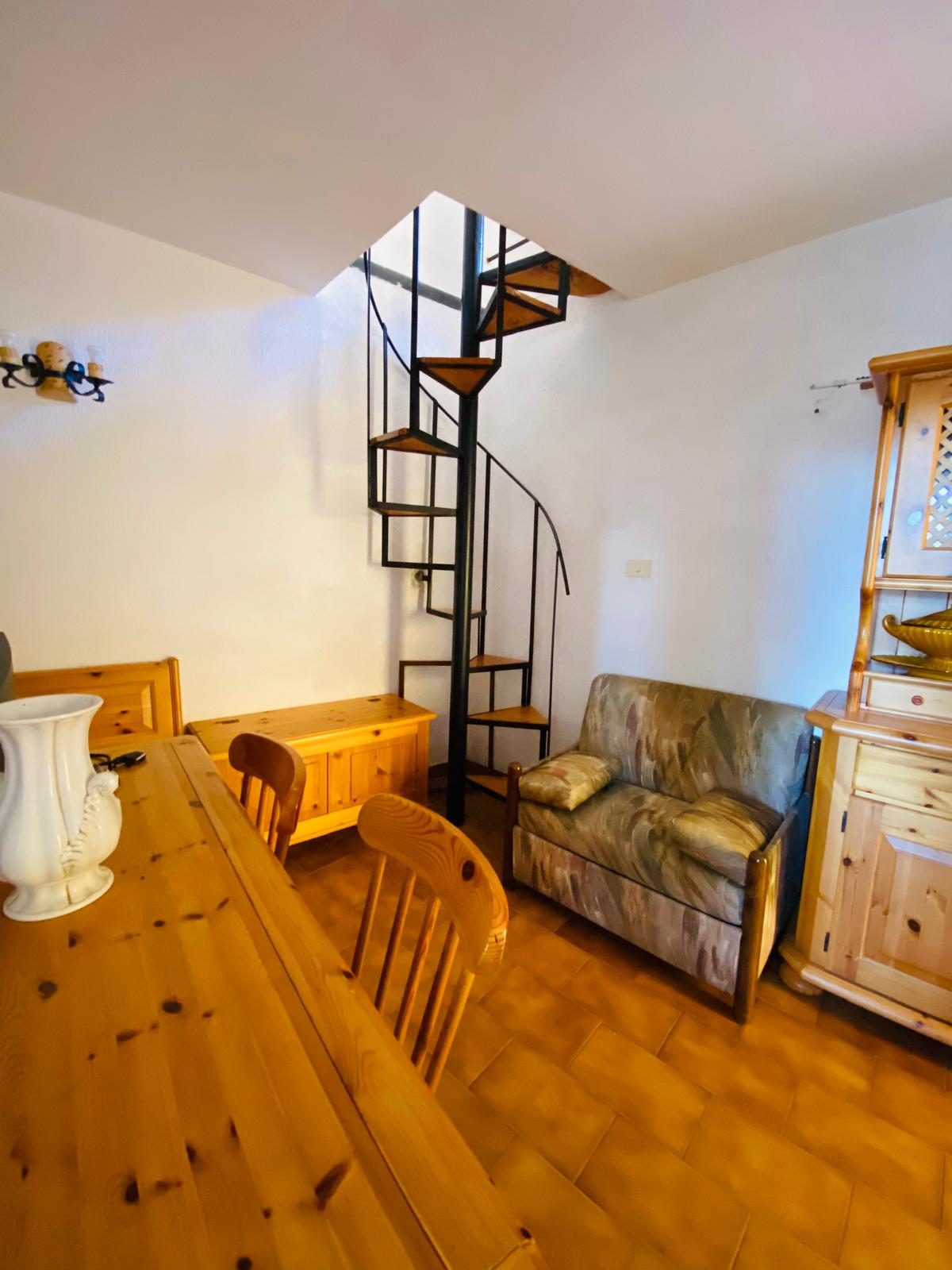 CASA NEL BORGO DI CARNEA – FACCIATA RIFATTA E AMBIENTI ABITABILI