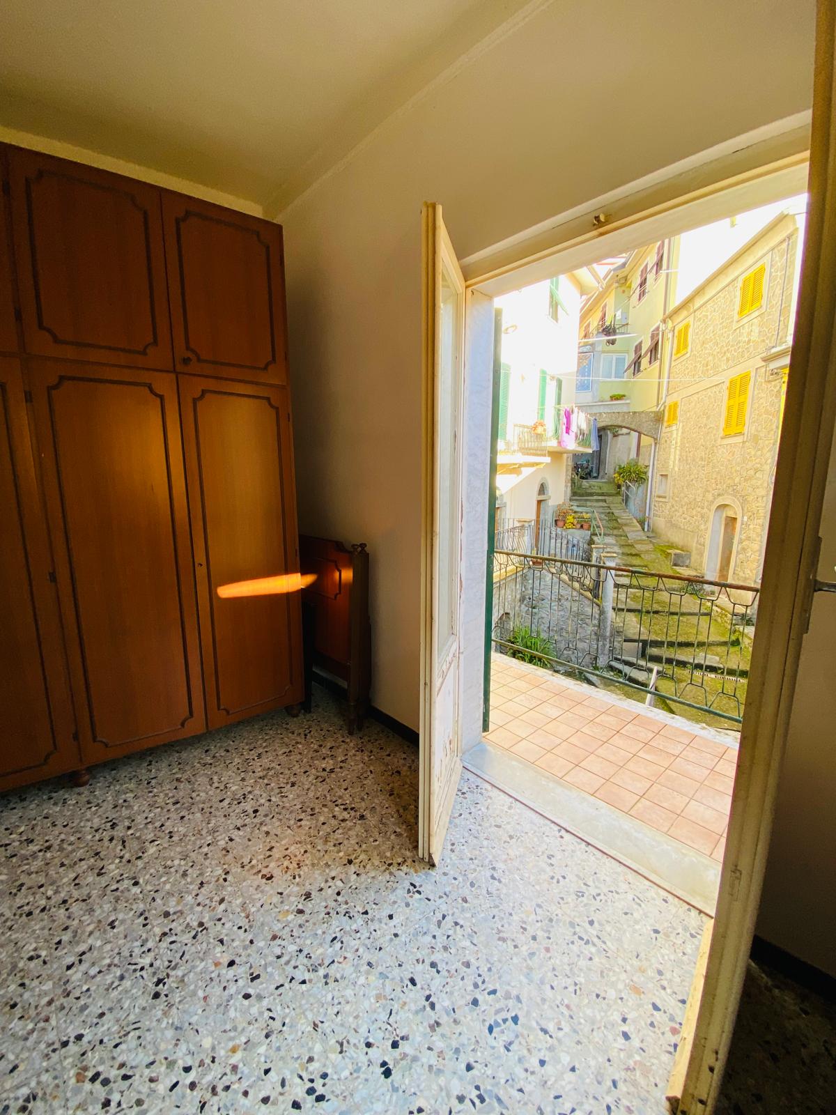 CASA NEL BORGO DI CARNEA – FACCIATA RIFATTA E AMBIENTI ABITABILI