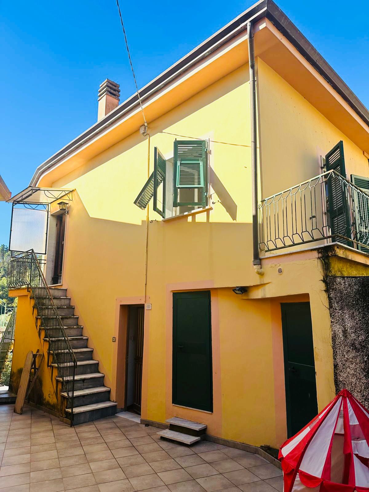 CASA NEL BORGO DI CARNEA – FACCIATA RIFATTA E AMBIENTI ABITABILI