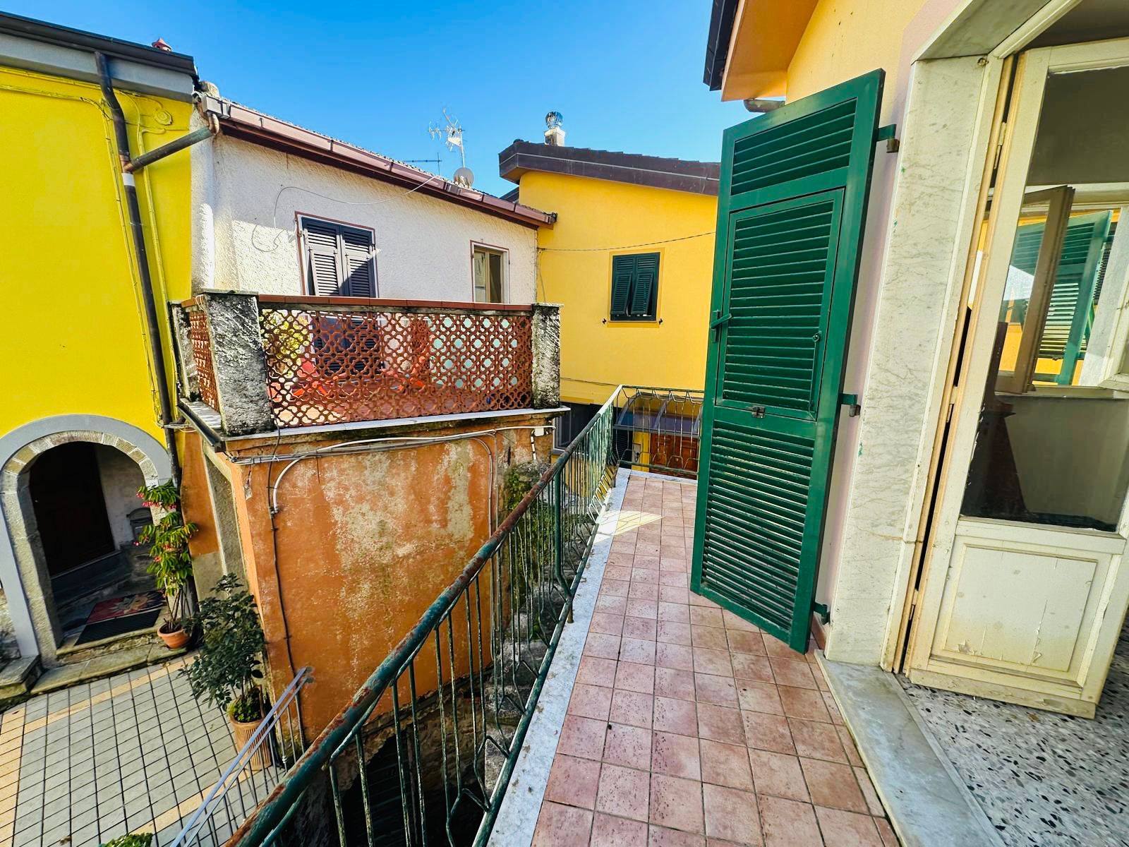 CASA NEL BORGO DI CARNEA – FACCIATA RIFATTA E AMBIENTI ABITABILI