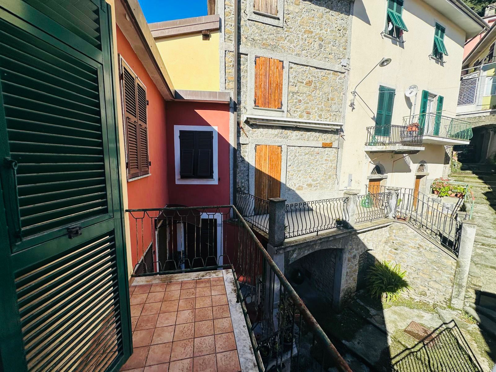 CASA NEL BORGO DI CARNEA – FACCIATA RIFATTA E AMBIENTI ABITABILI