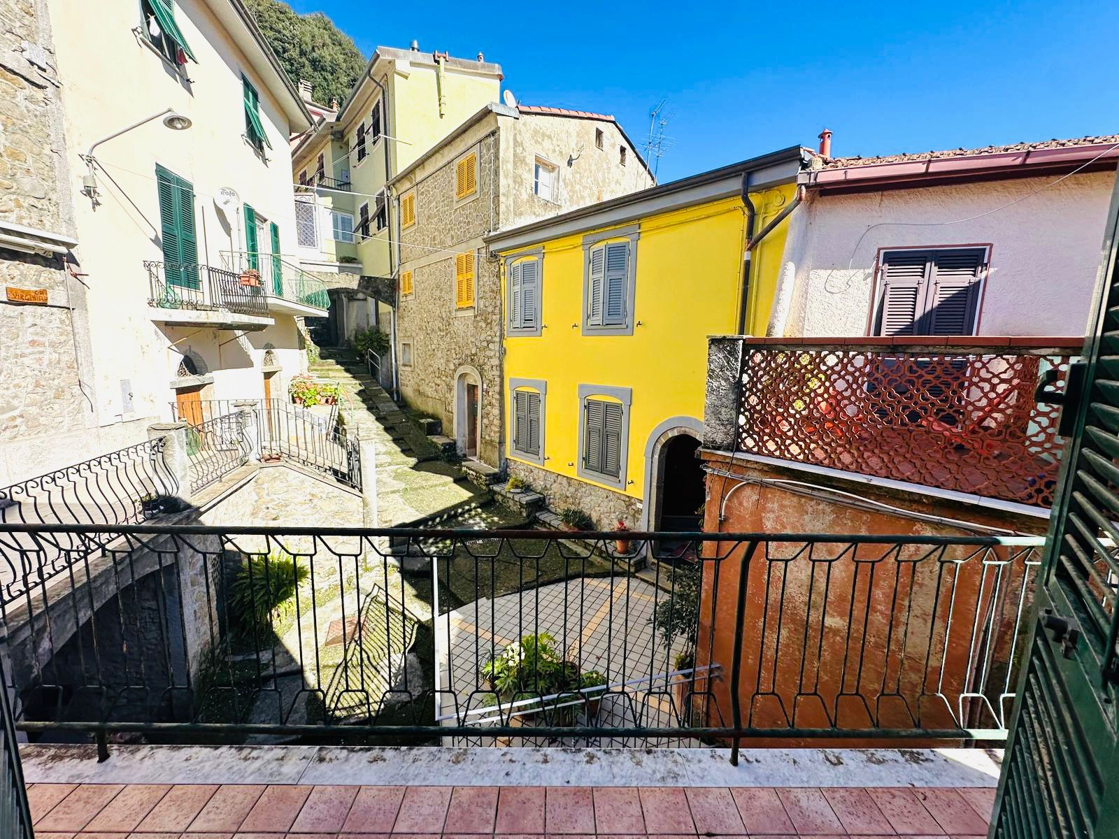 CASA NEL BORGO DI CARNEA – FACCIATA RIFATTA E AMBIENTI ABITABILI