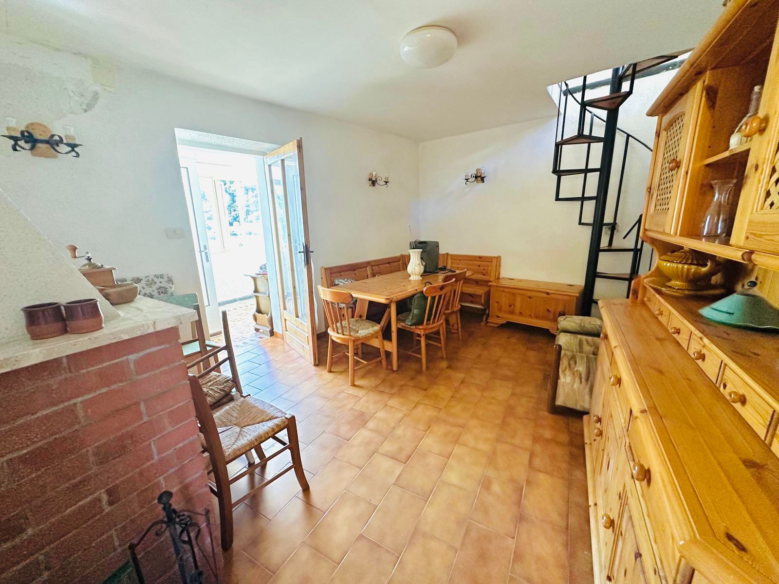 CASA NEL BORGO DI CARNEA – FACCIATA RIFATTA E AMBIENTI ABITABILI