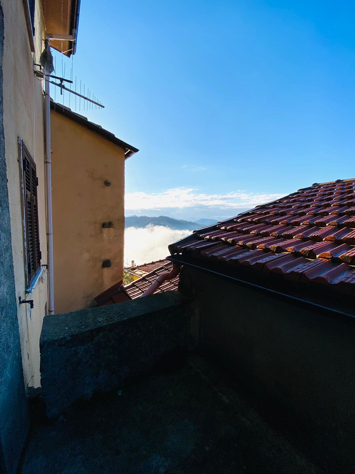 ABITAZIONE NEL BORGO DI CARNEA CON TERRAZZINO E VISTA SUI TETTI