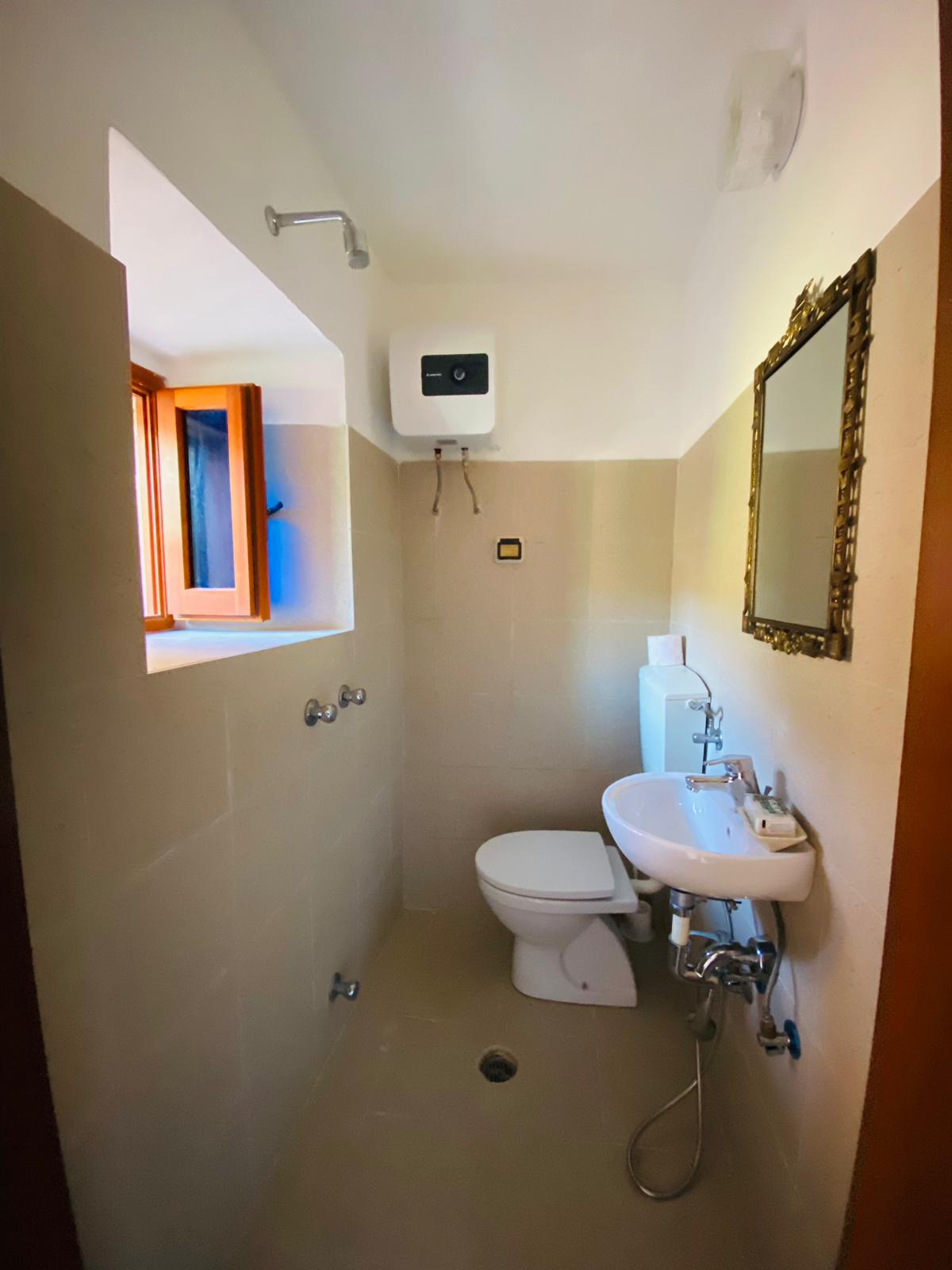 ABITAZIONE NEL BORGO DI CARNEA CON TERRAZZINO E VISTA SUI TETTI