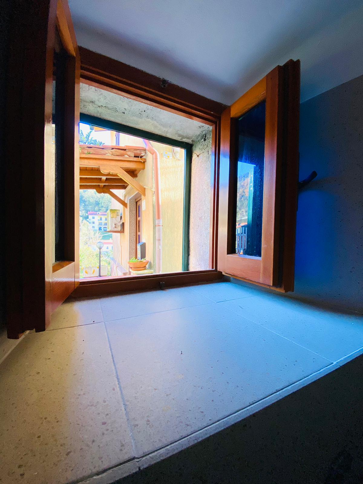 ABITAZIONE NEL BORGO DI CARNEA CON TERRAZZINO E VISTA SUI TETTI