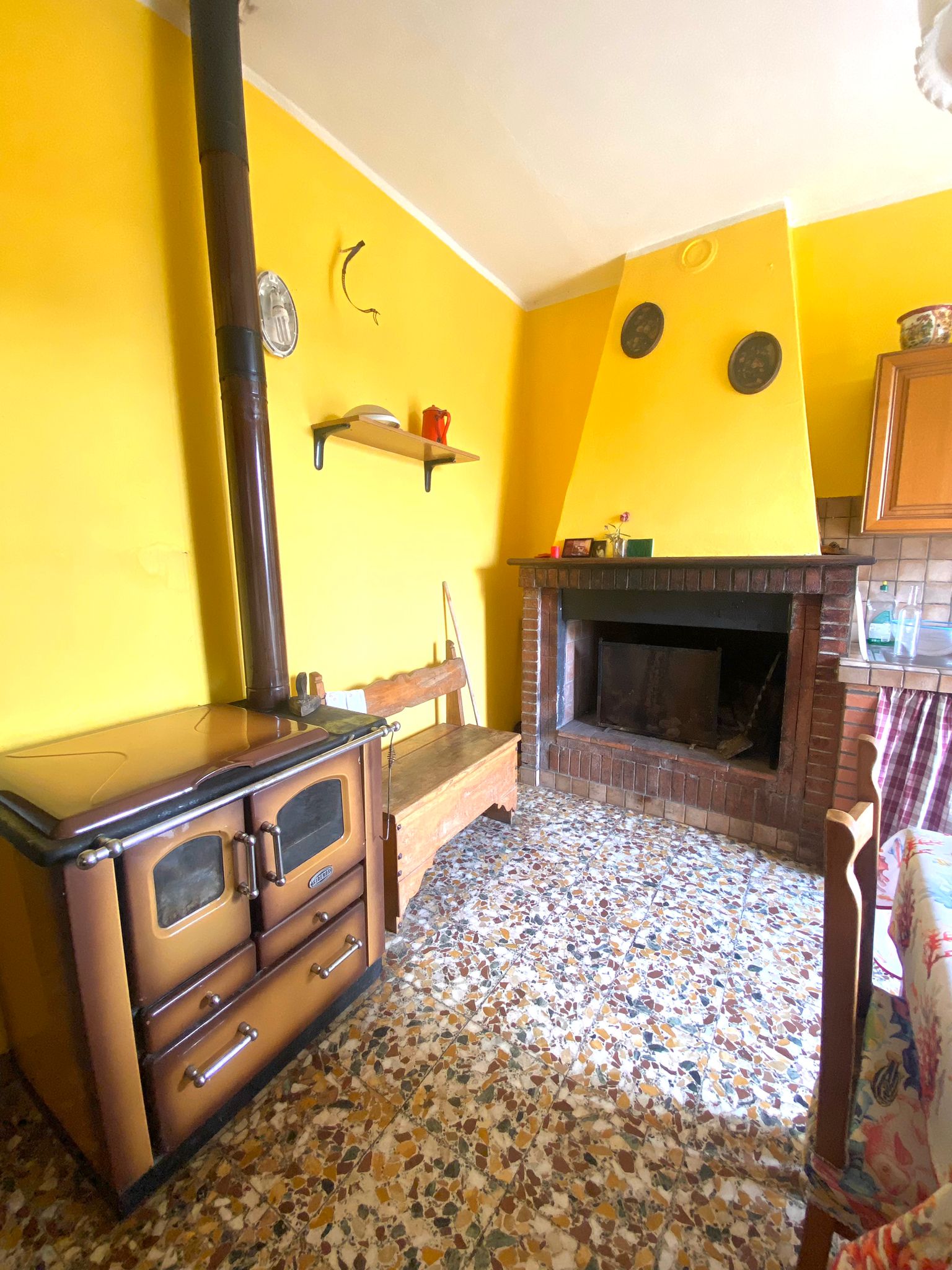 Indipendente con terreno, ulivi e vista mare – 15 min da Follo