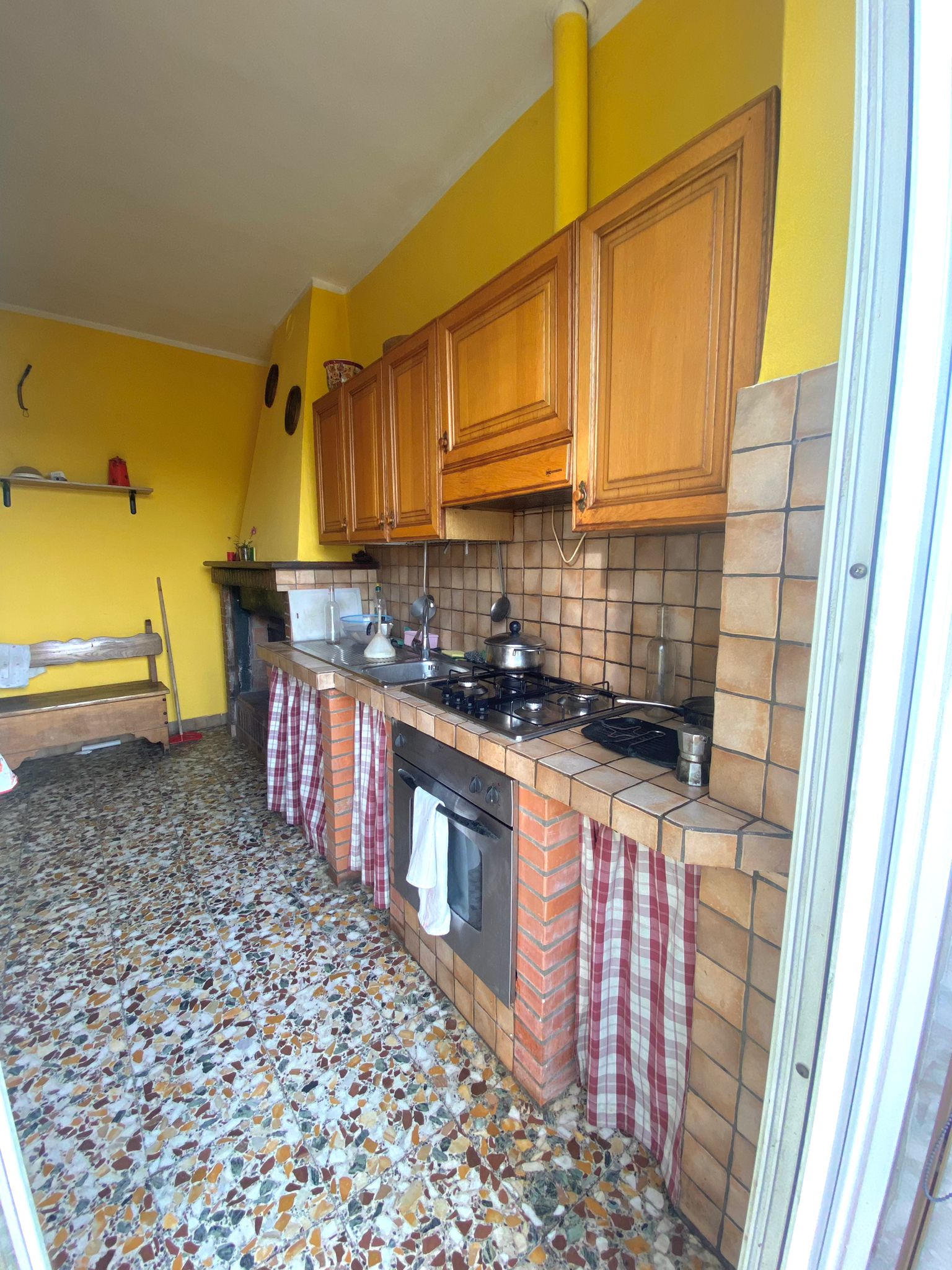 Indipendente con terreno, ulivi e vista mare – 15 min da Follo