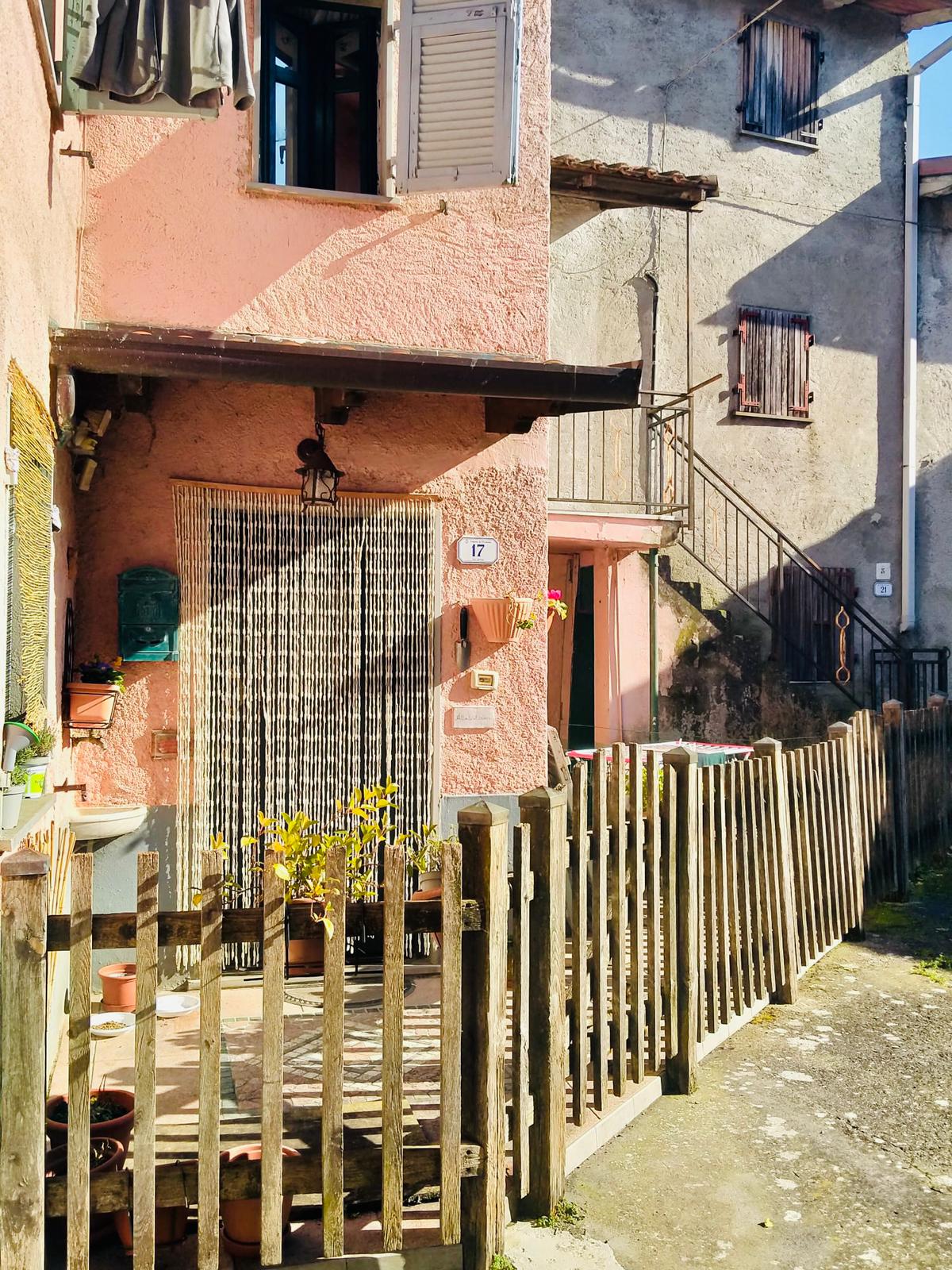 Affascinante casa di borgo con camino e vista sulle valli della Lunigiana