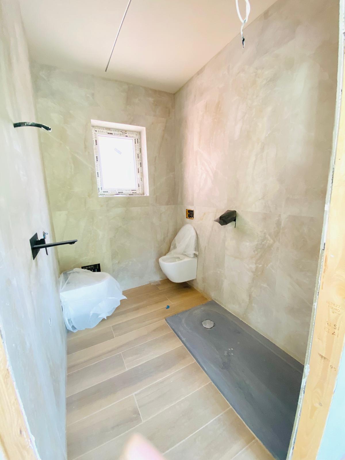 Una parete di vetro sul verde – Nuova costruzione con giardino privato
