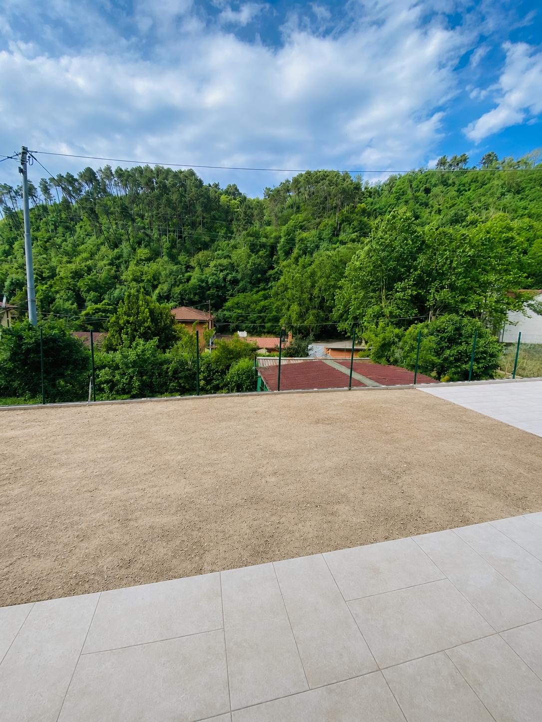 Una parete di vetro sul verde – Nuova costruzione con giardino privato