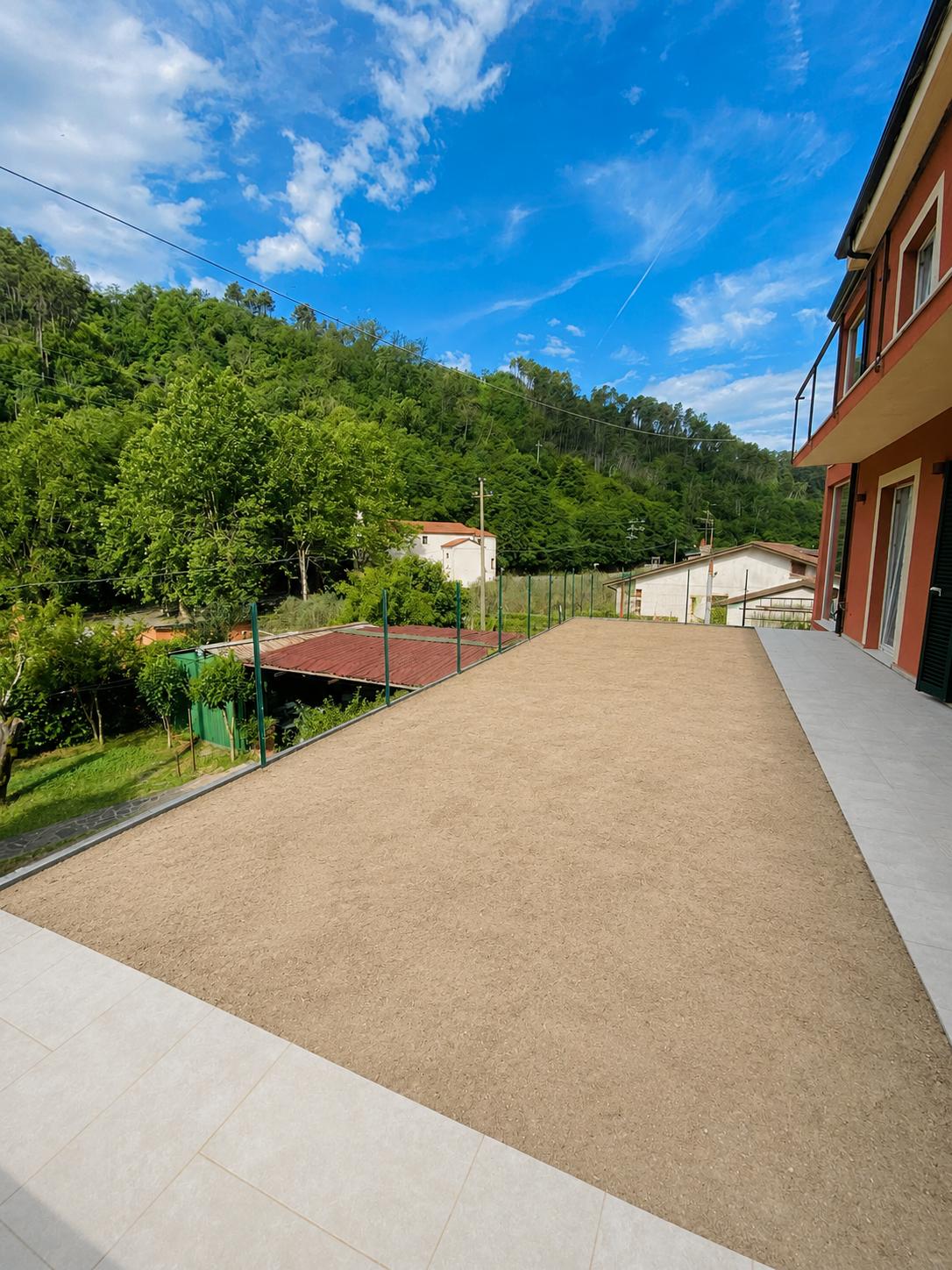 Una parete di vetro sul verde – Nuova costruzione con giardino privato