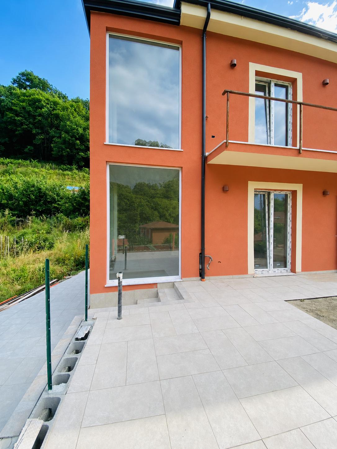 Una parete di vetro sul verde – Nuova costruzione con giardino privato