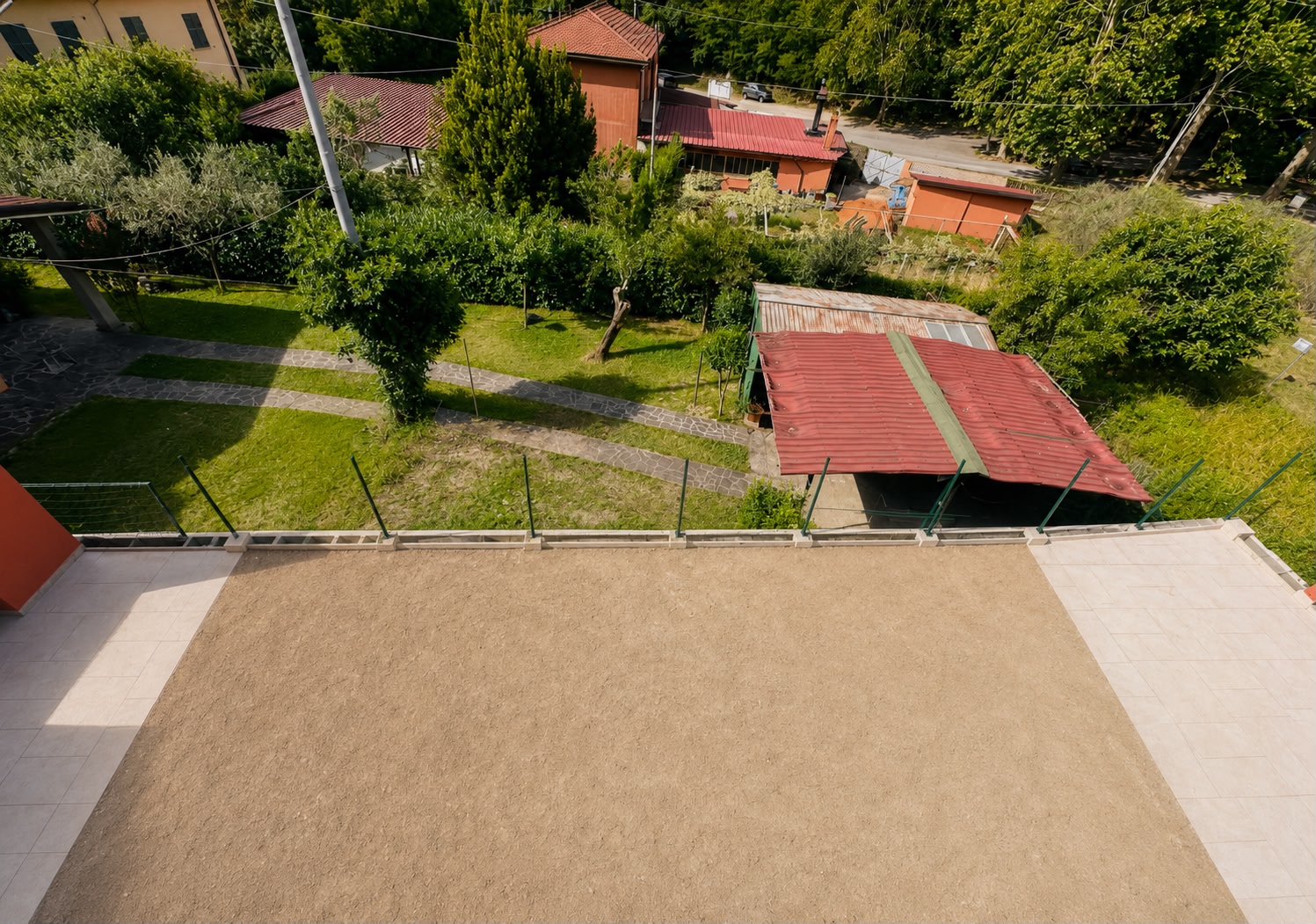 Una parete di vetro sul verde – Nuova costruzione con giardino privato