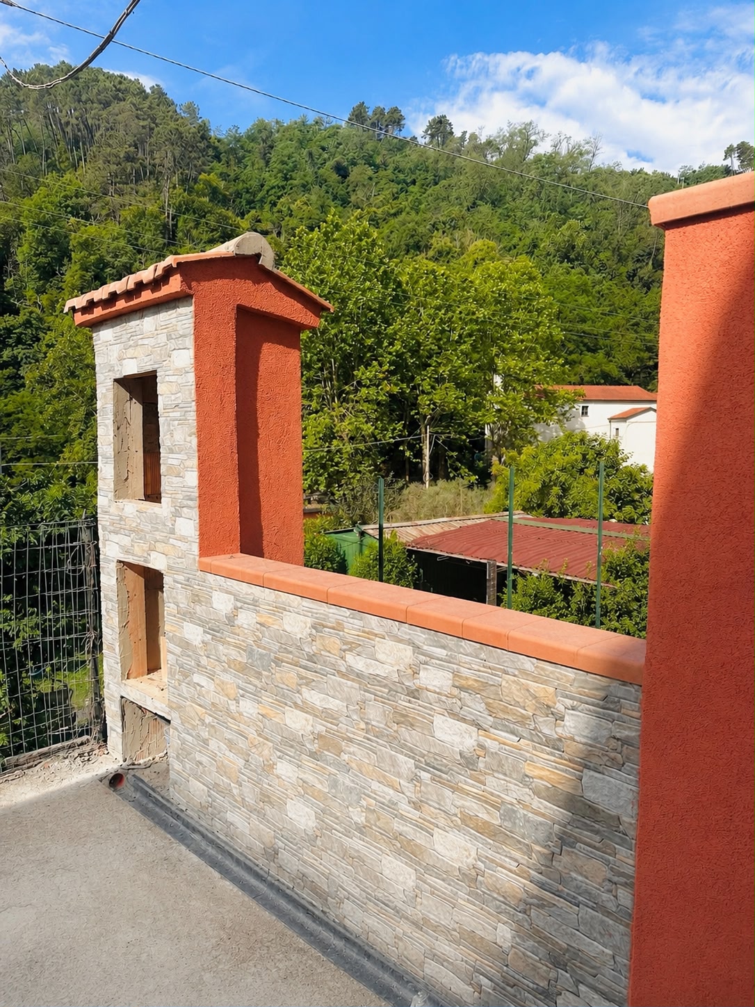 Una parete di vetro sul verde – Nuova costruzione con giardino privato
