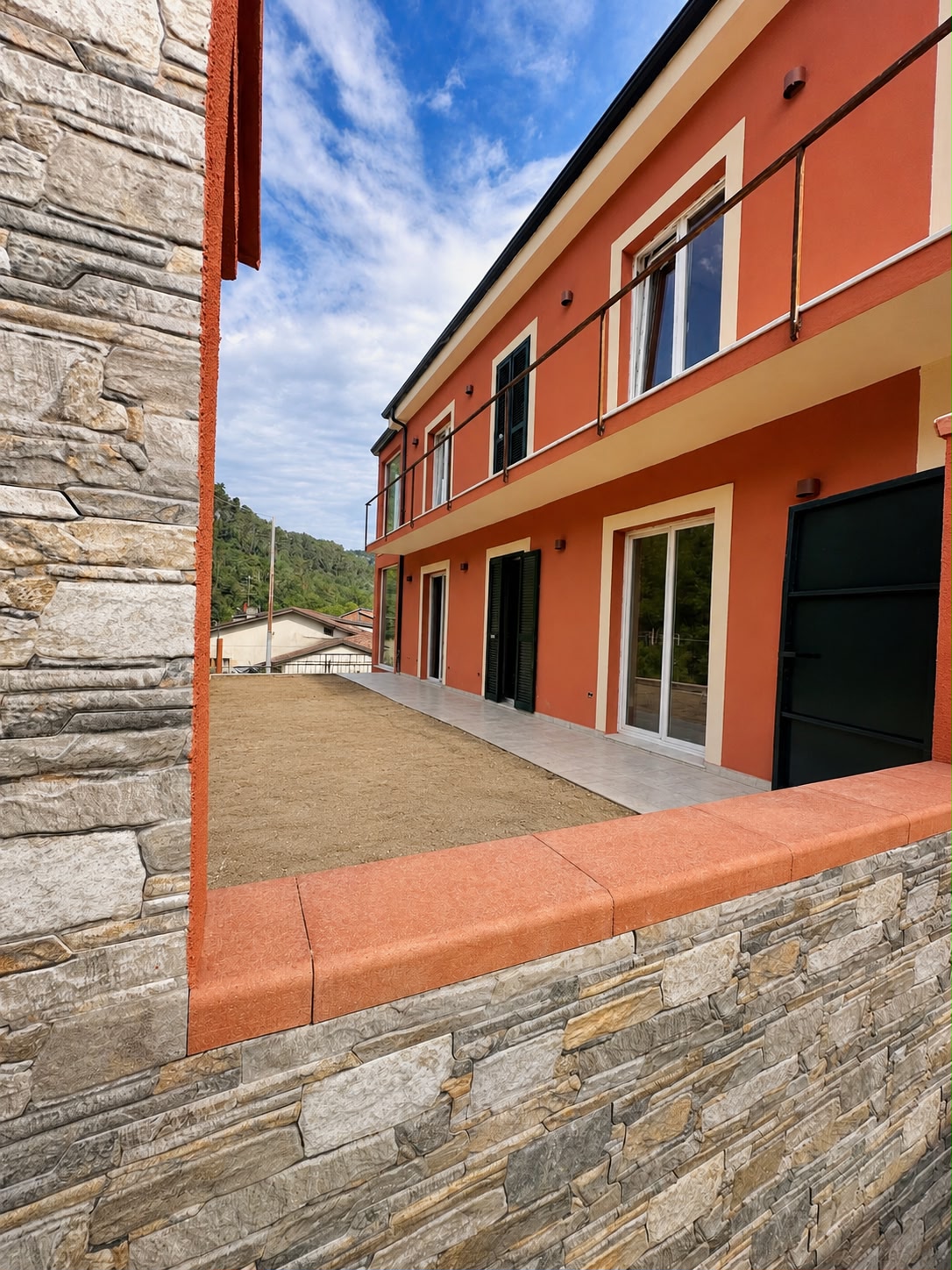 Una parete di vetro sul verde – Nuova costruzione con giardino privato
