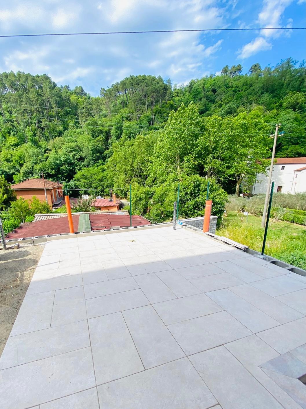 Una parete di vetro sul verde – Nuova costruzione con giardino privato